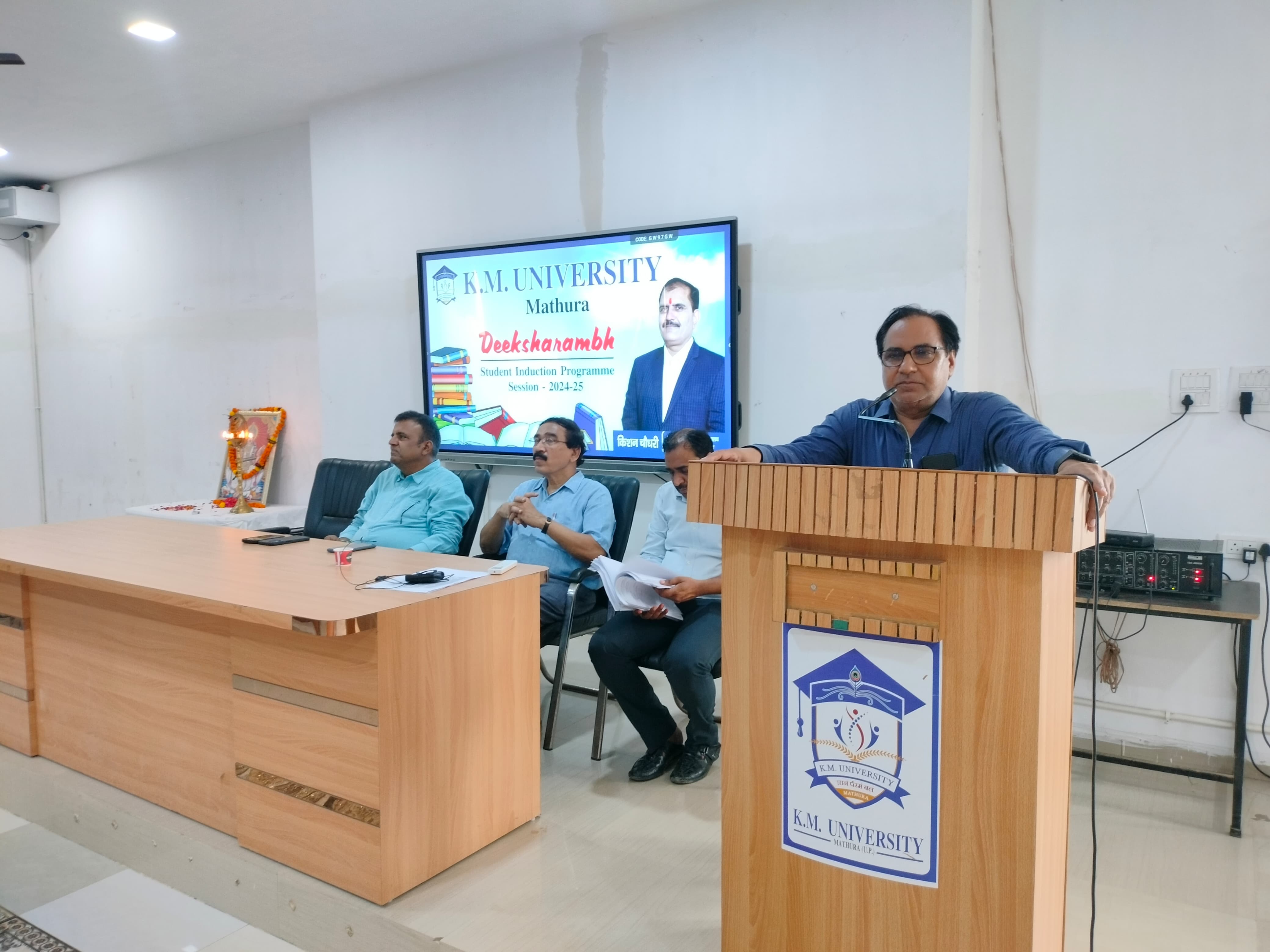 केएम के दीक्षारंभ 2024 के प्रथम ओरिएंटेशन कार्यक्रम में नवीन छात्र-छात्राएं भरा सभागार   विद्यार्थियों की अर्निंग, लर्निंग में निहित: डॉ शरद अग्रवाल