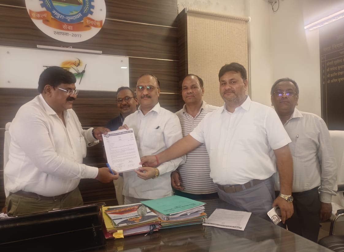 मथुरा वृंदावन होटल एंड रेस्टोरेंट एसोसिएशन ने दिया नगर आयुक्त को उत्तर प्रदेश शासन नगर निगम अनुभाग की अधिसूचना का शासनादेश