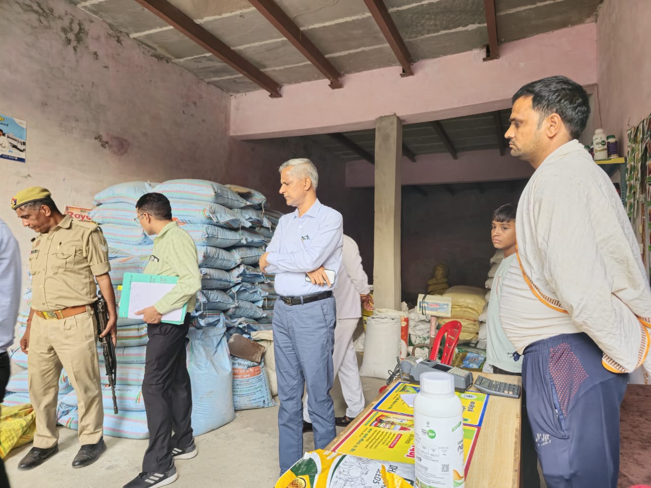 जिला अधिकारी ने किया निजी उर्वरक केन्द्रों का निरीक्षण