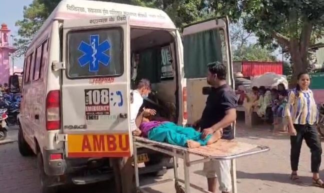 मैक्स पिकप गाड़ी खंभे से टकराई,दो महिला, दो बच्चों सहित 4 की मौत