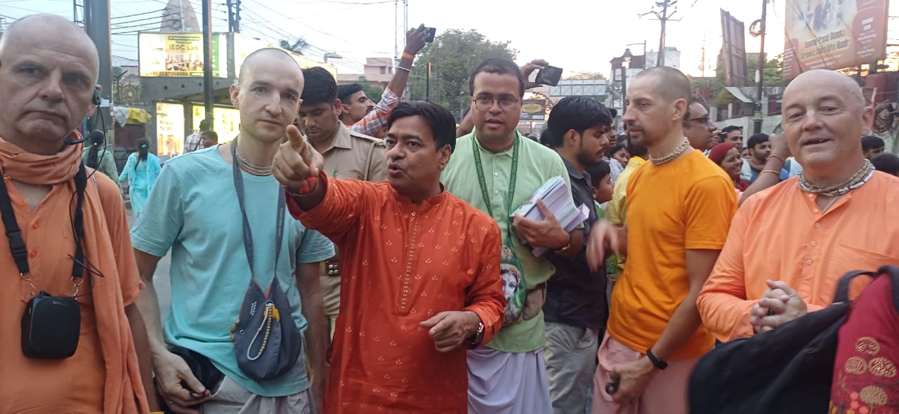वृंदावन की सड़कों पर आज उमड़ेगा जन सैलाब  श्रीकृष्ण जन्मभूमि मुक्ति न्यास के आह्वान पर इसके मंदिर से प्रेम मंदिर तक बनेगी मानव श्रृंखला
