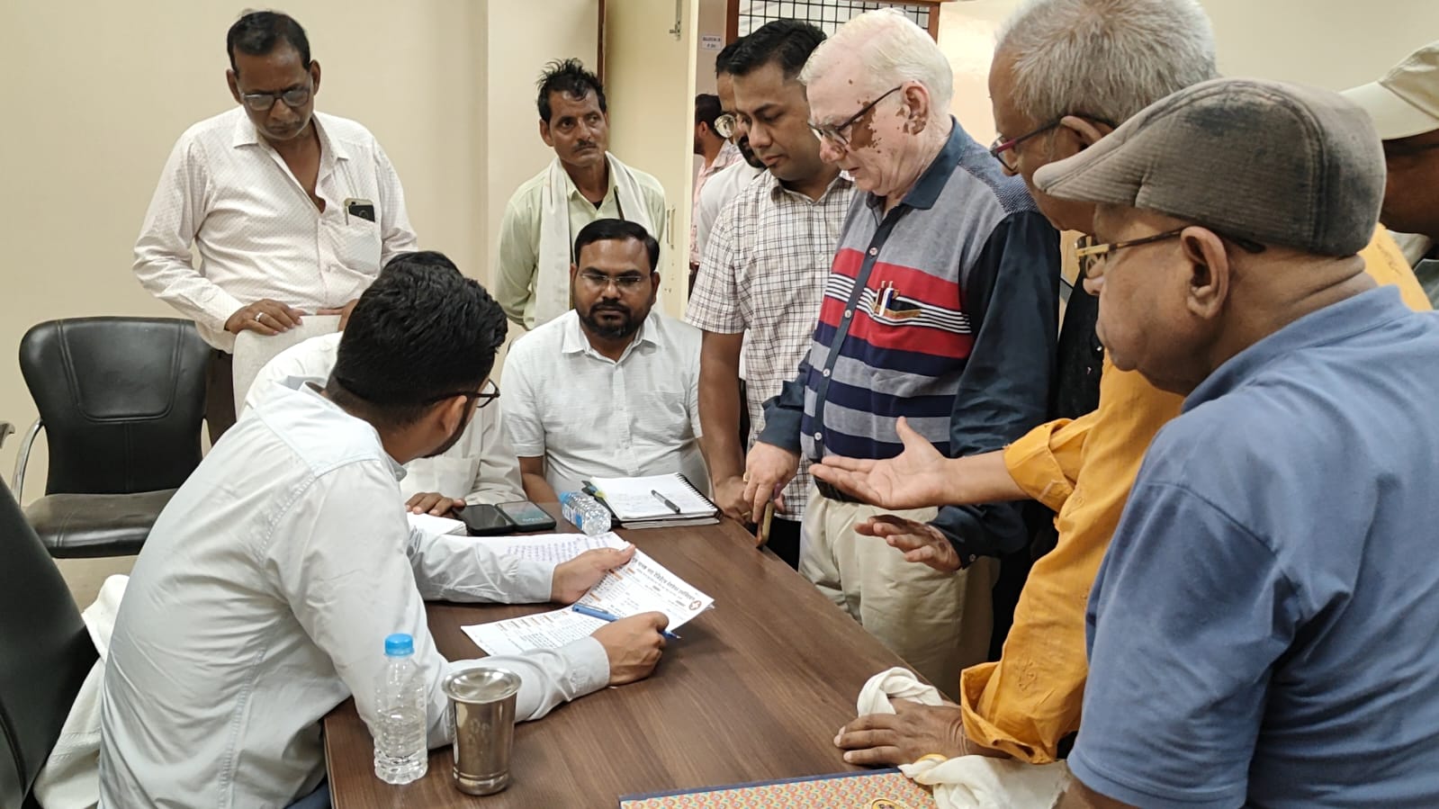 गुरु नानक नगर क्षेत्र में हो रही जल भराव एवं गंदगी की समस्या को लेकर क्षेत्र वासियों ने नगर आयुक्त को सोपा ज्ञापन समस्या के समाधान की की मांग