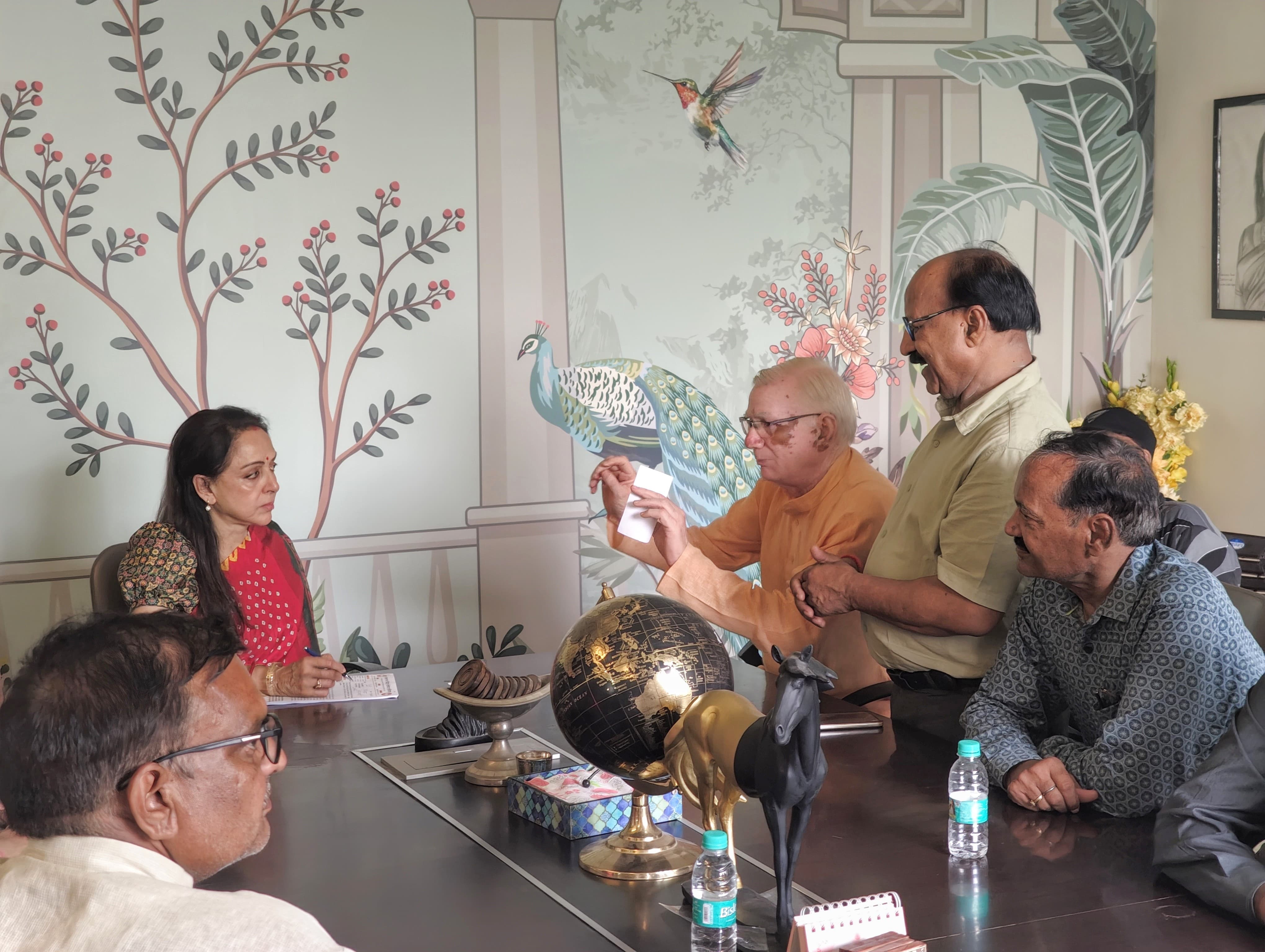 गुरु नानक नगर रेजिडेंट्स वेलफेयर एसोसिएशन ने सांसद हेमा मालिनी को ज्ञापन सौंपा