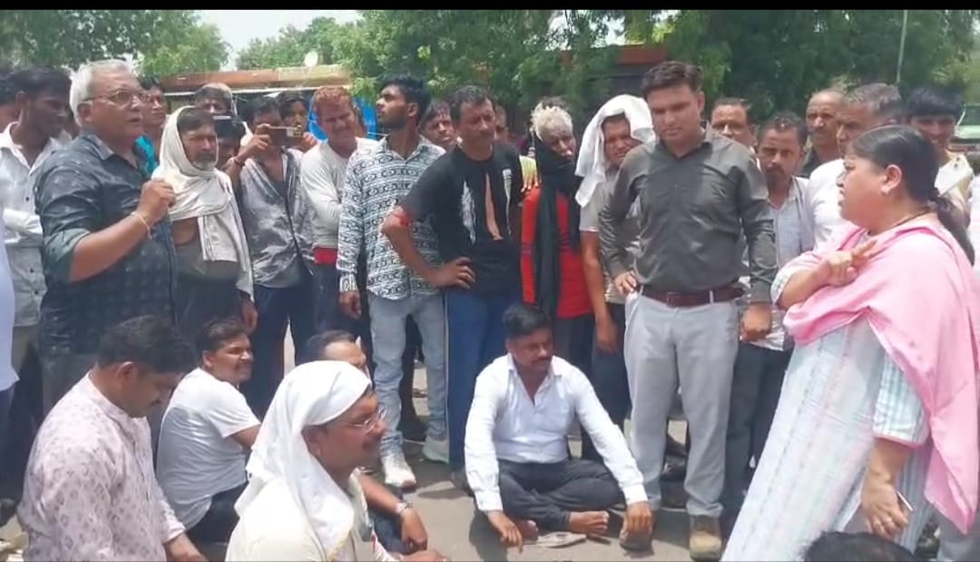 फल एवं गल्ला मंडी में भीषण गन्दगी व जलभराव से गुस्साए व्यापारियों ने किया प्रदर्शन