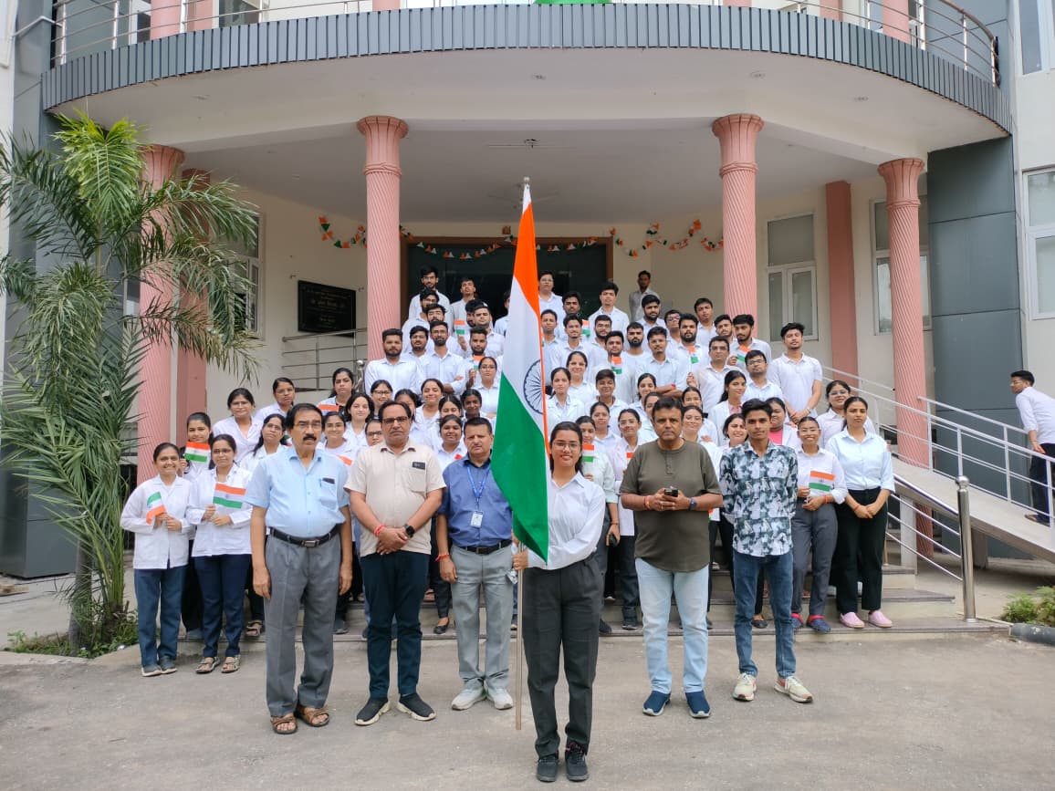 केएम विवि में हर घर तिरंगा-हर दिल में तिरंगा के गूंजे उद्घोष   मेडीकल छात्र-छात्राओं ने निकाली हर घर तिरंगा रैली