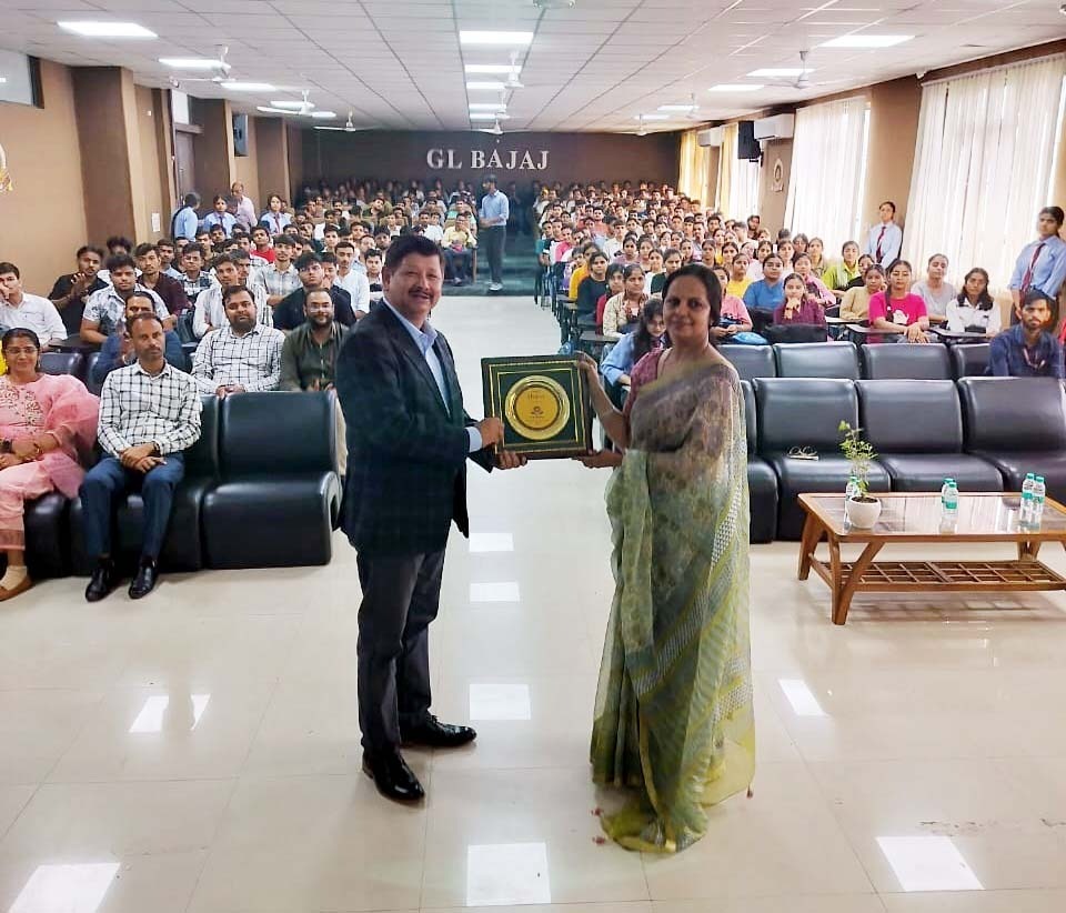 समय के साथ अपग्रेड रहें, साइबर सिक्योरिटी बनेगी भविष्य की नींव जी.एल. बजाज के ओरिएंटेशन प्रोग्राम में नवप्रवेशी छात्र-छात्राओं को दी सीख