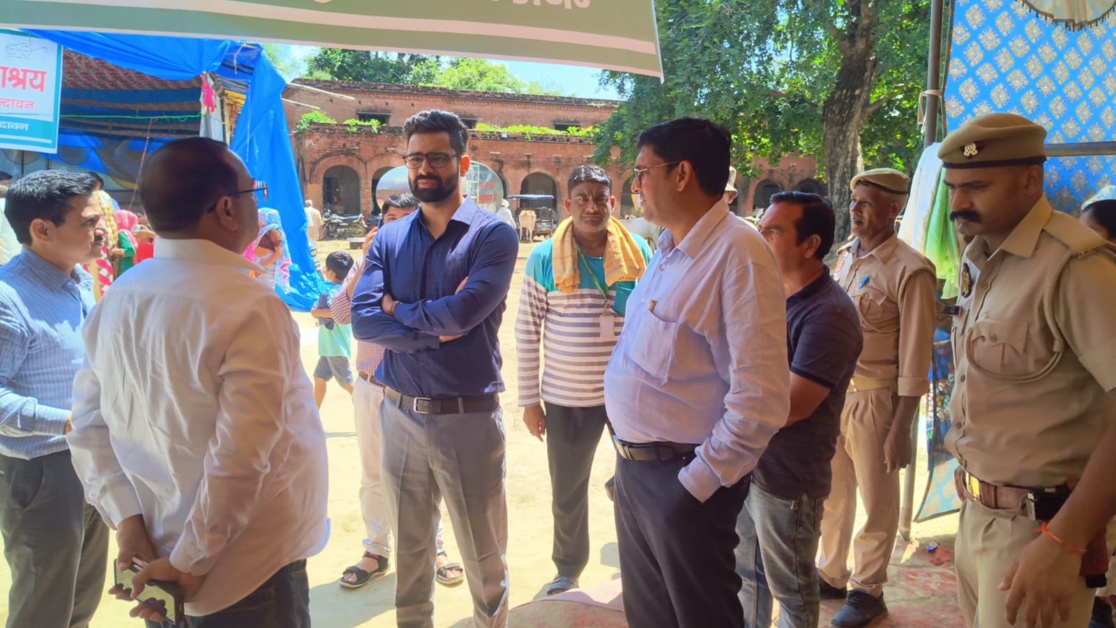 नगर आयुक्त  जग प्रवेश ने गुरुकुल विद्यालय राहत केंद्र का किया निरीक्षण, प्रभावित परिवारों को खाद्य सामग्री वितरण कर जाना हालचाल
