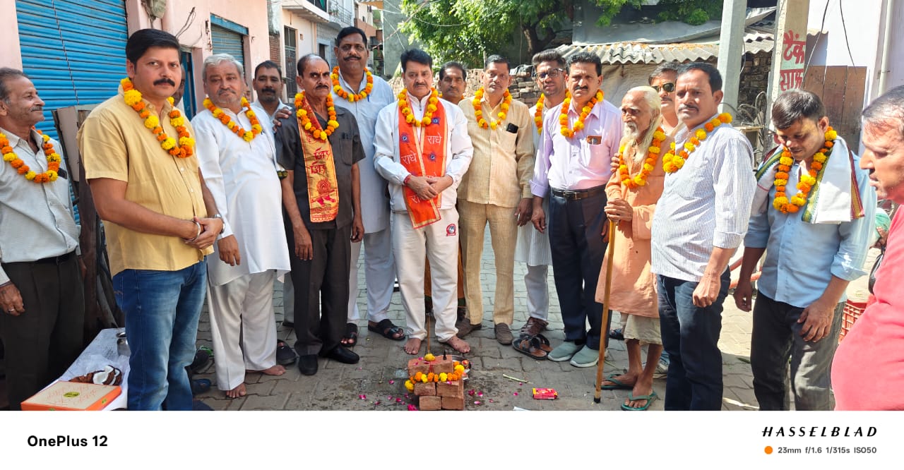 धोली प्याऊ  क्षेत्र की गलियों का निर्माण शुरू छावनी परिषद के पूर्व उपाध्यक्ष श्री उपमन्यु ने नारियल फोड़कर किया शुभारंभ