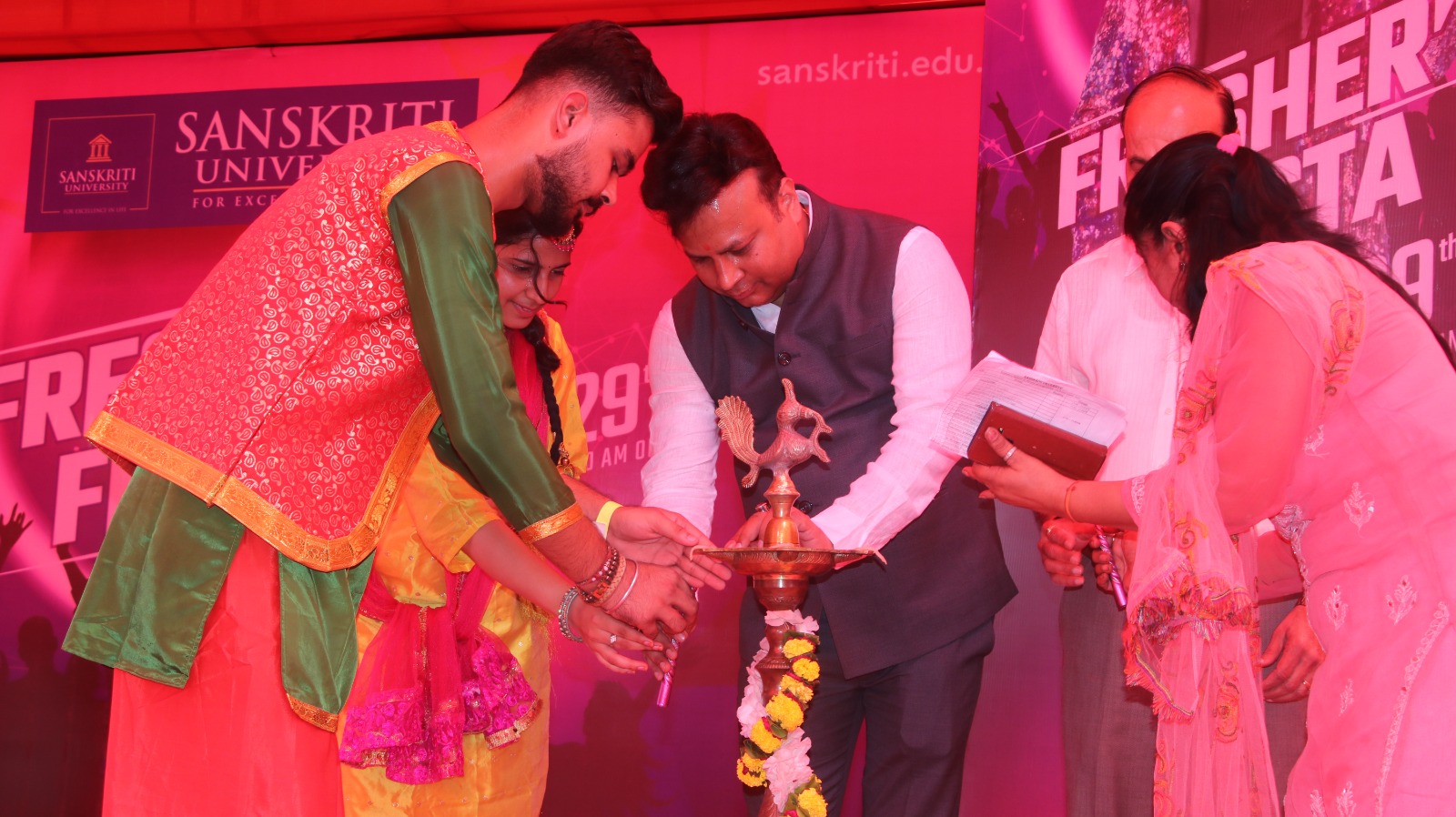 संस्कृति के विद्यार्थियों को वीआईपी ने हंसा-हंसाकर किया फ्रेश