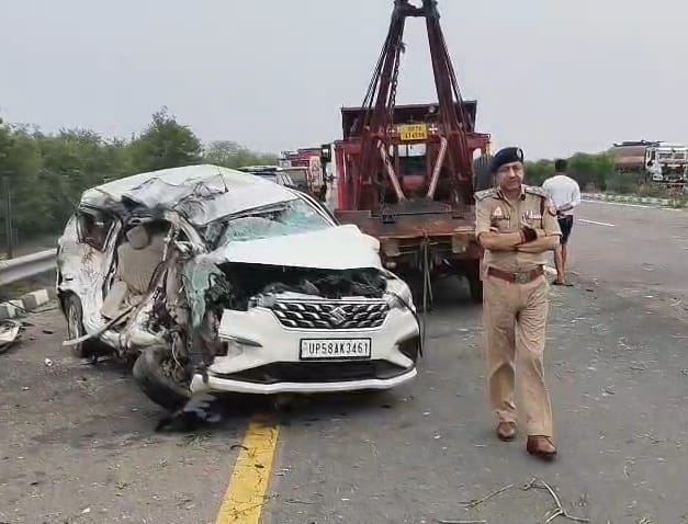 आगरा-लखनऊ एक्सप्रेसवे पर भीषण सड़क हादसा स्लीपर बस और अर्टिगा कारमे जोरदार टक्कर बस बेकाबू होकर एक्सप्रेसवे से नीचे  पलटी  हादसे में 5 लोगों की मौत