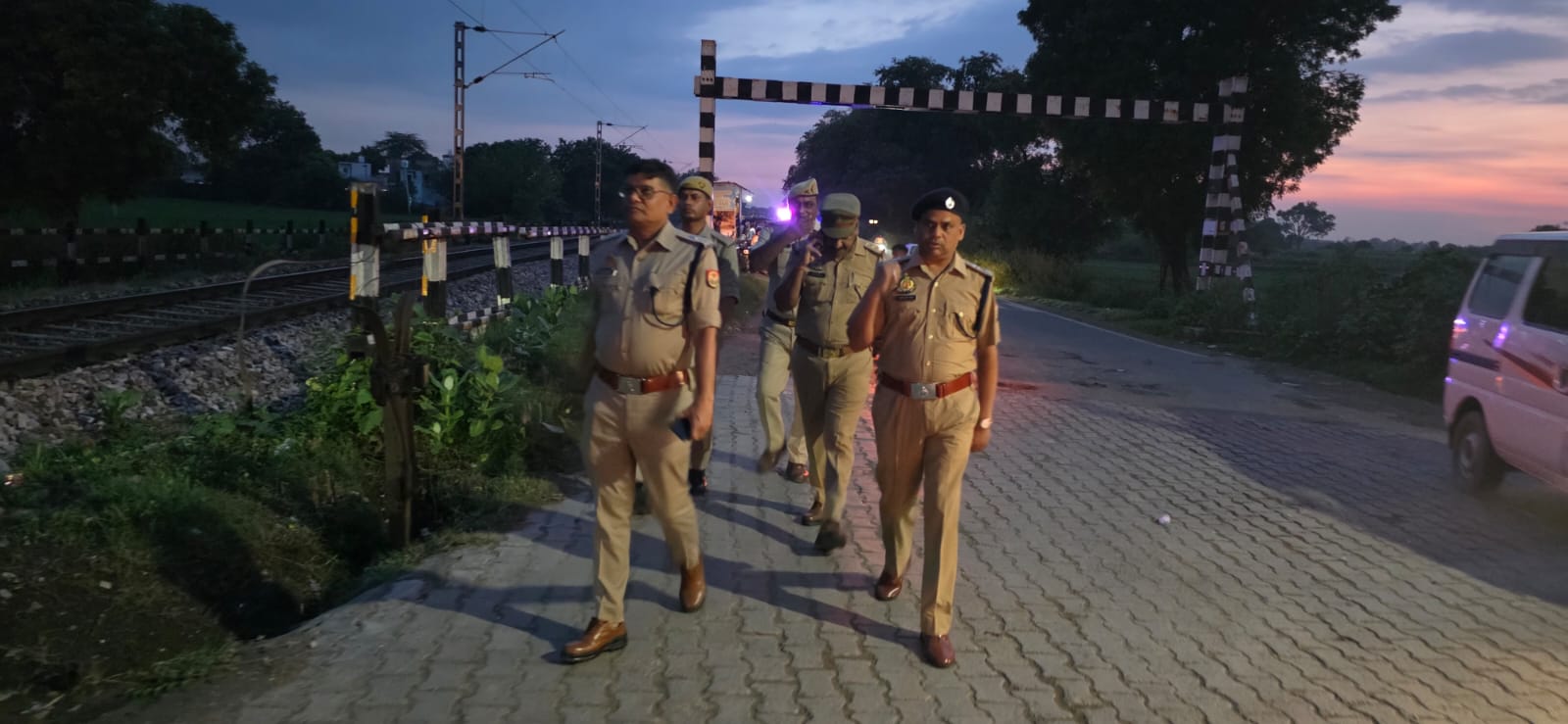 कावड़ यात्रियों के लिए सुरक्षित आवागमन सुनिश्चित करने हेतु लगाए गए पुलिस बल को सुरेश चंद्र रावत पुलिस अधीक्षक ग्रामीण द्वारा बिचपुरी पुलिस तिराहा तथा अन्य स्थलों पर चेक किया गया l हाथरस मथुरा बॉर्डर पर