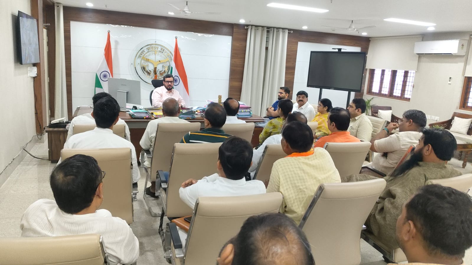 भूतेश्वर जोन के  पार्षदगणों के साथ नगर आयुक्त  ओजस्वी राज ने की विकास एवं जनसमस्याओं पर विस्तृत समीक्षा की
