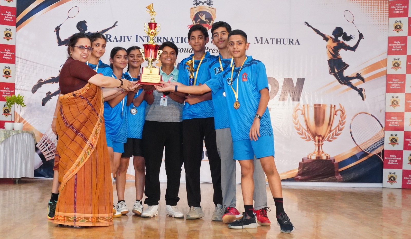 तीसरी इंटर स्कूल बैडमिंटन प्रतियोगिता में होनहार शटलरों का दिखा कमाल राजीव इंटरनेशनल स्कूल बालिका एवं आर्मी स्कूल बालक वर्ग में रहा चैम्पियन