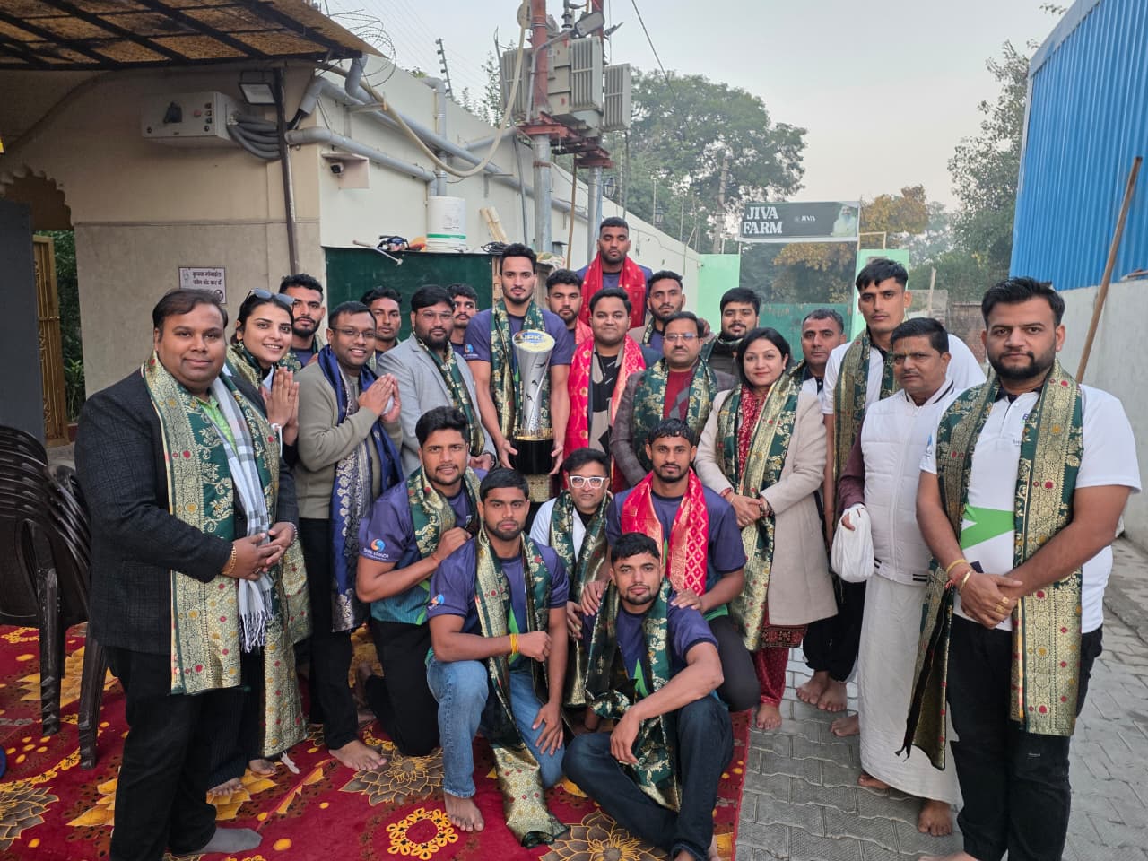 भोर की प्रथम बेला में ब्रज स्टार्स टीम को मिला पूज्य प्रेमानंद जी महाराज का आशीर्वाद  महाराज जी की तरफ से खिलाड़ियों को अंगवस्त्र पहनाया