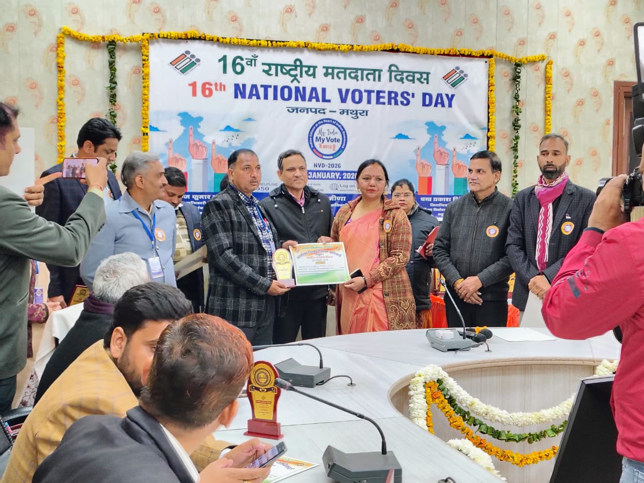 16वां राष्ट्रीय मतदाता दिवस कलेक्ट्रेट सभागार में संपन्न,अच्छा कार्य करने वाले बी एल ओ को किया गया सम्मानित,।*